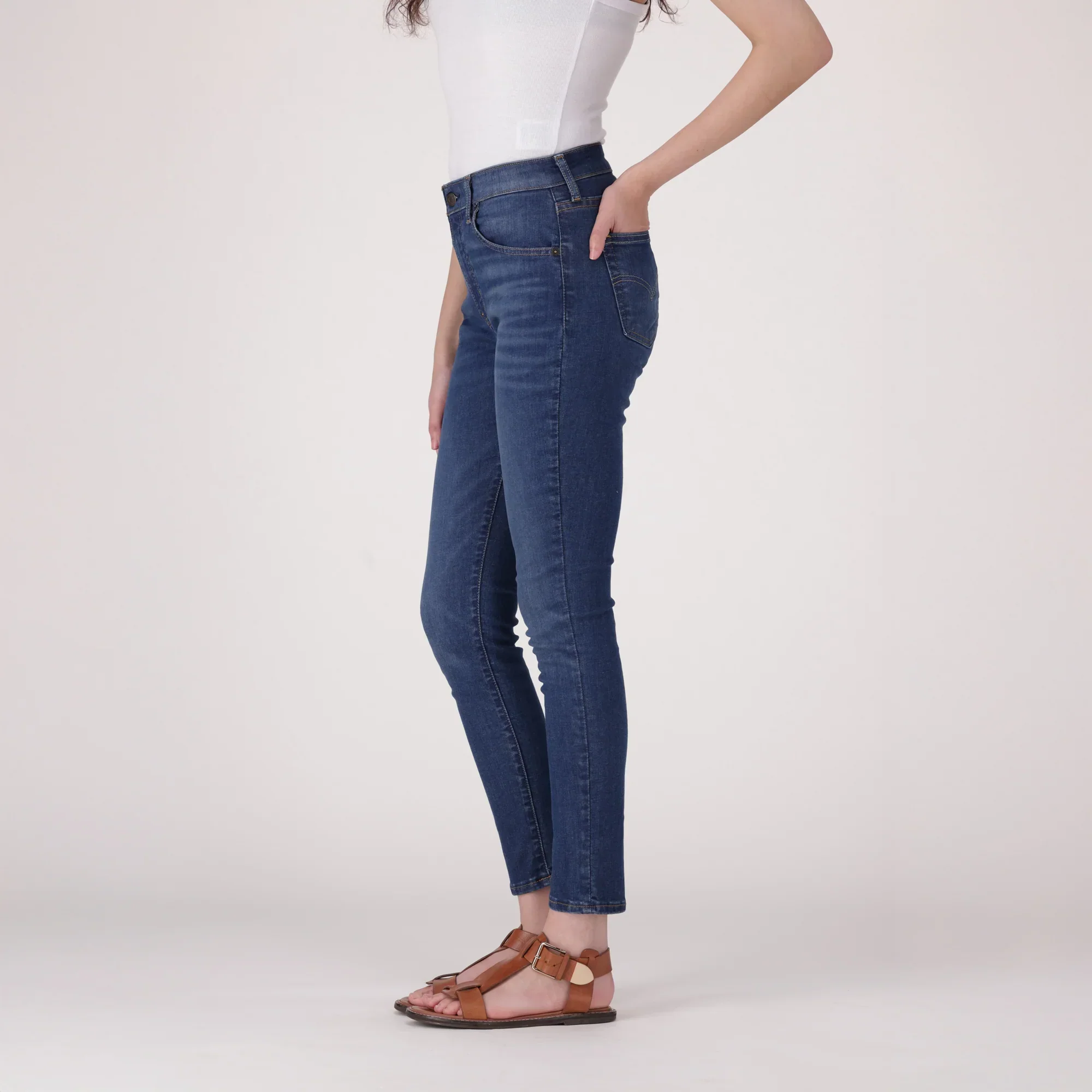 LEVI’S® WOMEN'S 721 HIGH-RISE SKINNY JEANS - MED INDIGO - WORN IN - Image 4