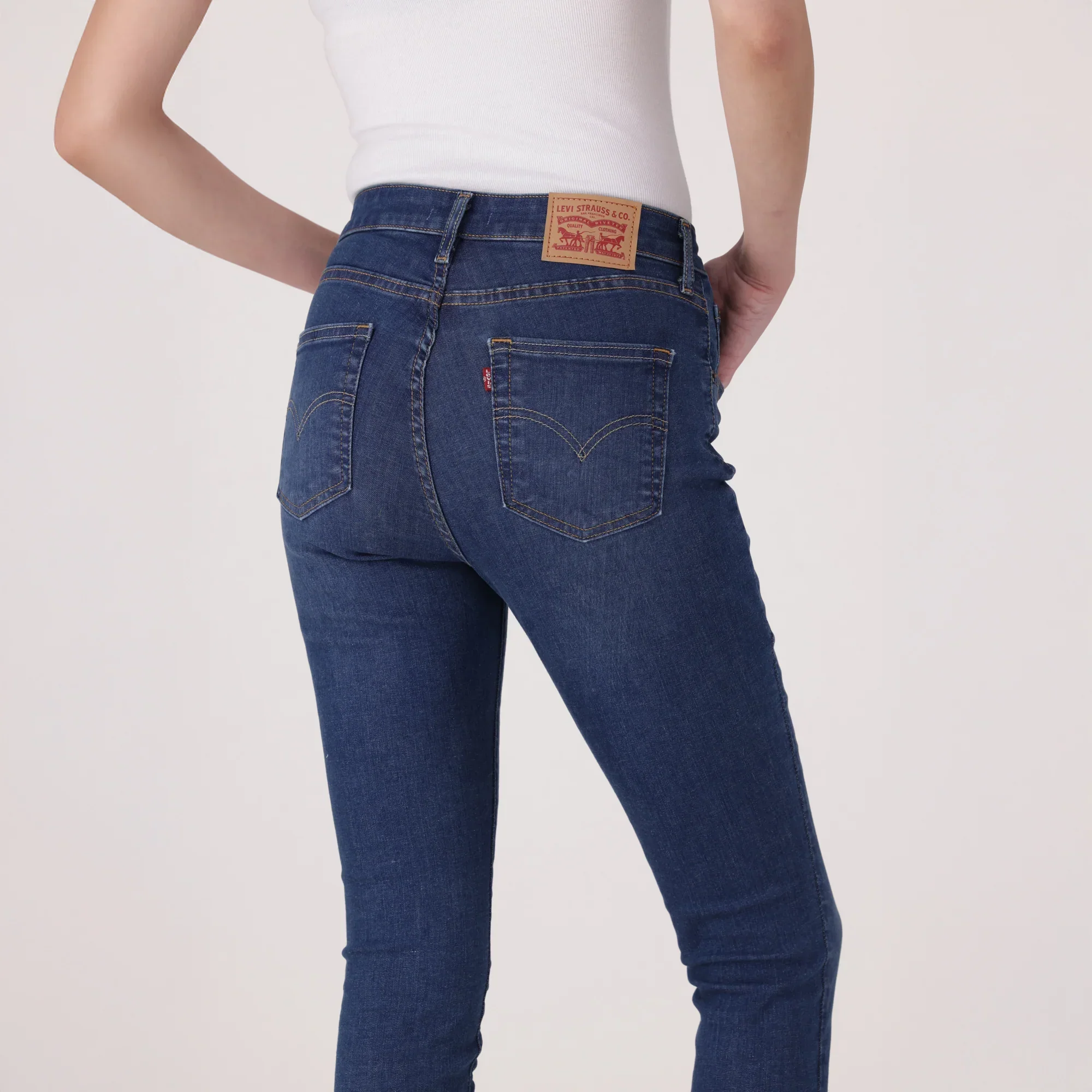 LEVI’S® WOMEN'S 721 HIGH-RISE SKINNY JEANS - MED INDIGO - WORN IN - Image 5