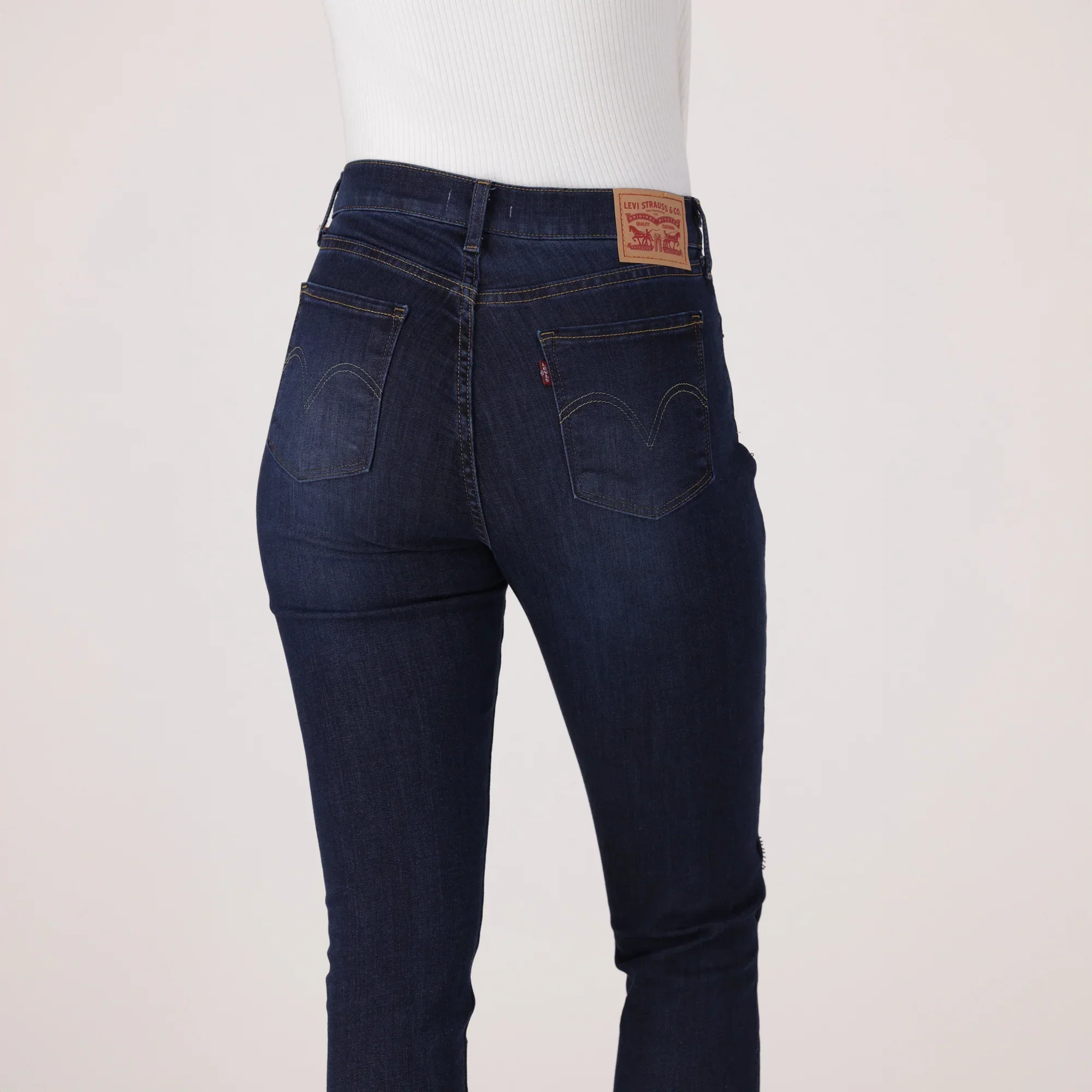 LEVI'S® WOMEN'S CURVY HIGH-RISE SUPER SKINNY - DARK INDIGO - WORN IN - Image 5
