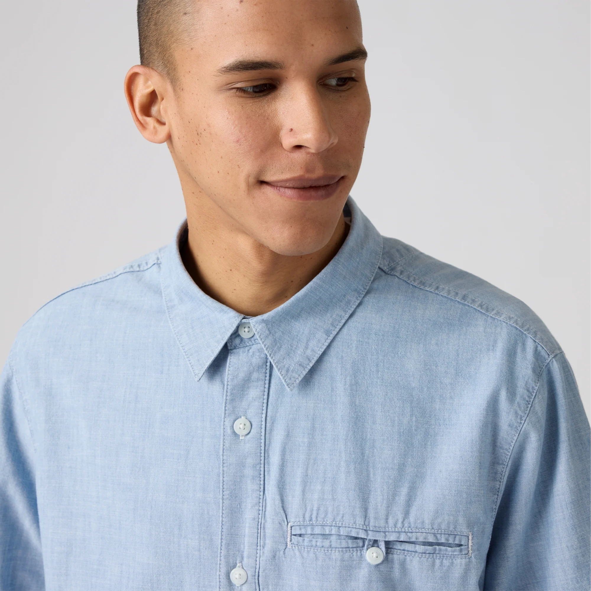 LEVI'S® MEN'S SHORT-SLEEVE ZANDT CROPPED SHIRT - LIGHT INDIGO - WORN IN - Image 4