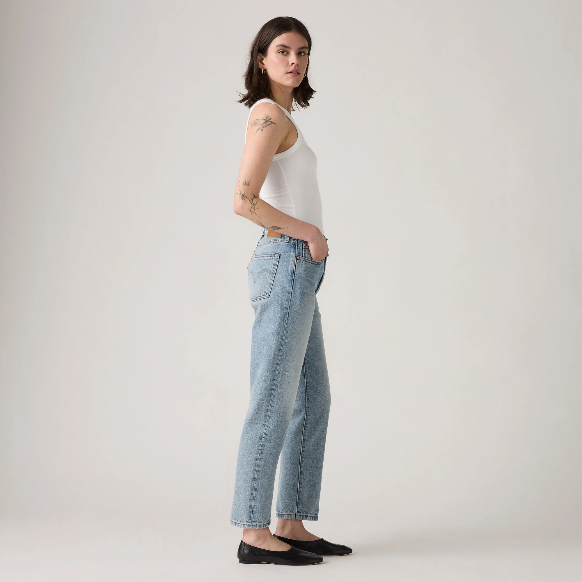 LEVI'S® WOMEN'S 501® ORIGINAL CROPPED JEANS - MED INDIGO - WORN IN - Image 4