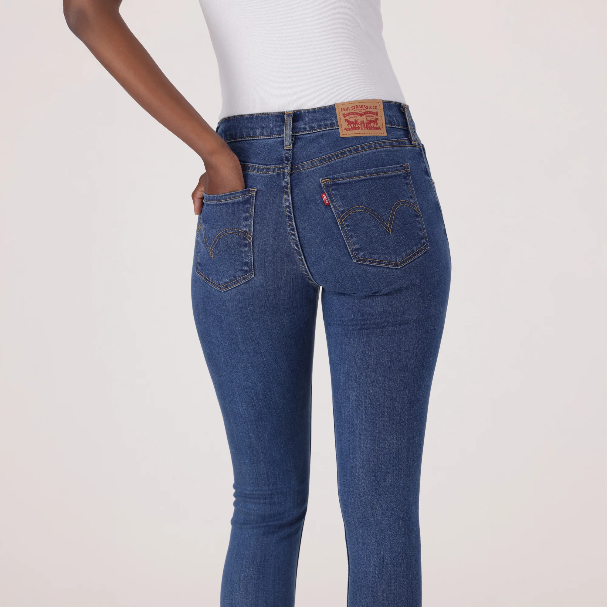 LEVI'S® WOMEN'S CURVY HIGH-RISE SUPER SKINNY - MED INDIGO - WORN IN - Image 5