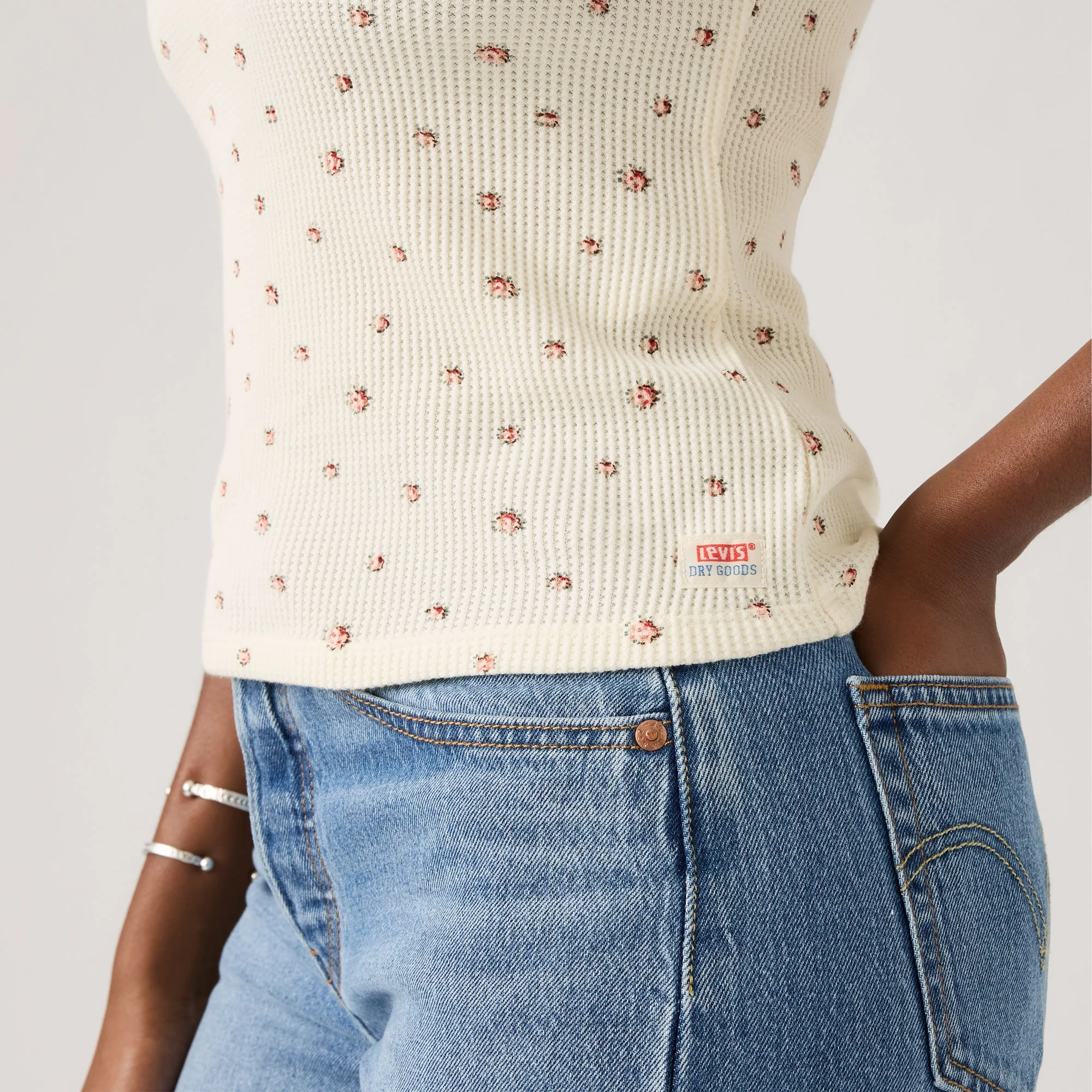 LEVI'S® WOMEN'S DRY GOODS WAFFLE CAP-SLEEVE TEE - MULTI COLOUR - Image 4