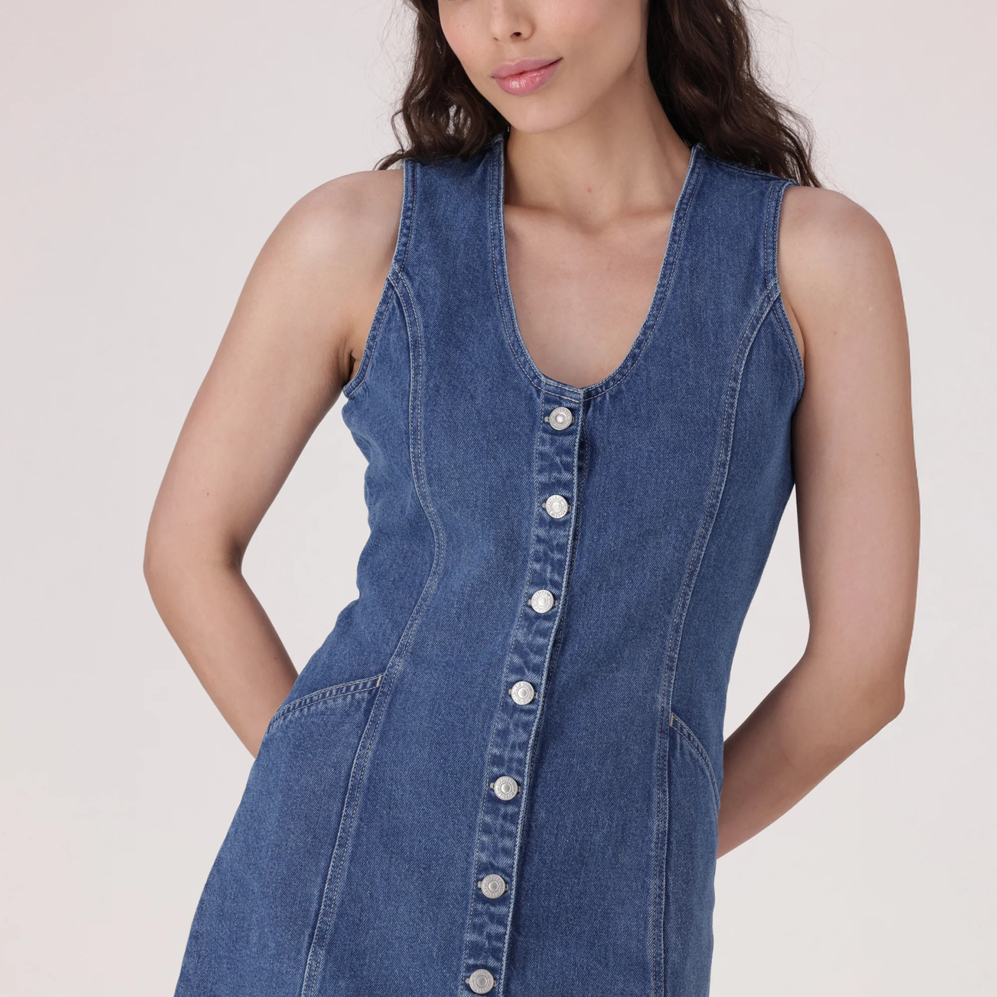 LEVI'S® WOMEN'S VIANNA VEST DRESS - MED INDIGO - WORN IN - Image 3
